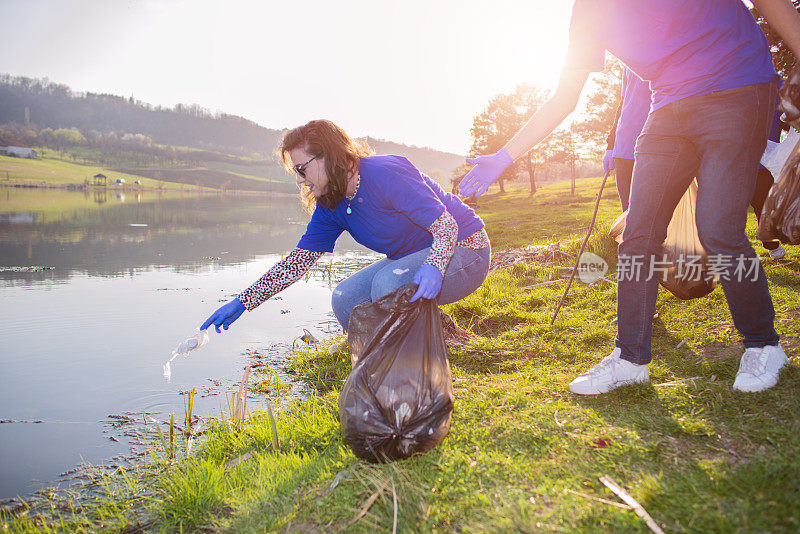 志愿者收集垃圾