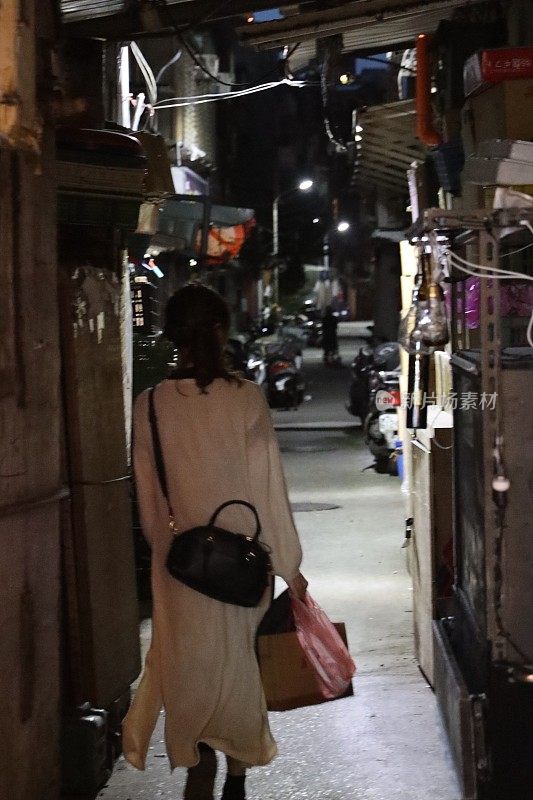 年轻女子在夜市散步