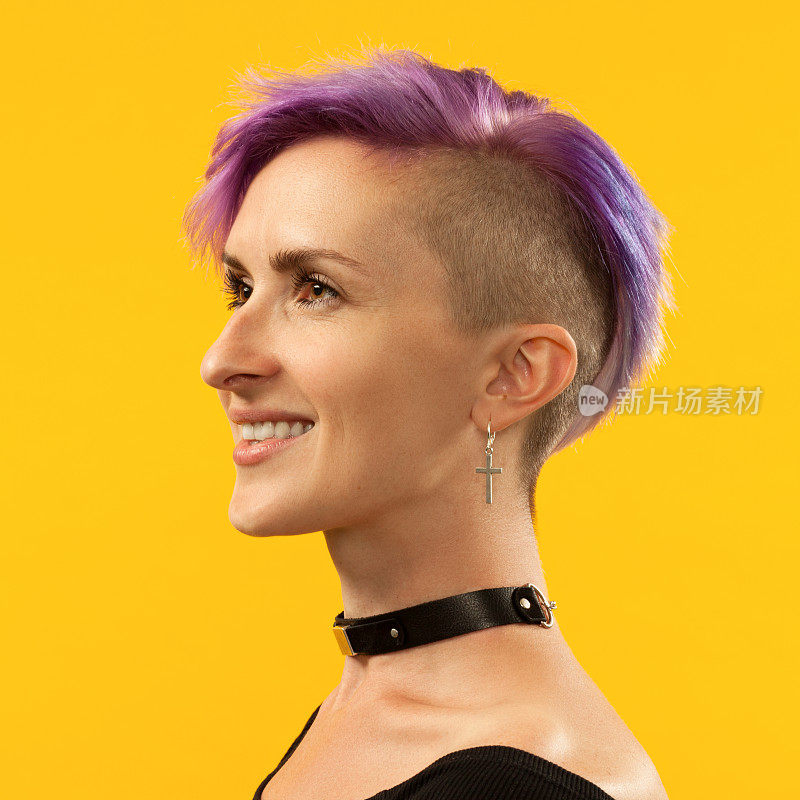 一个30岁妇女的工作室肖像与紫色易洛魁在黄色的背景