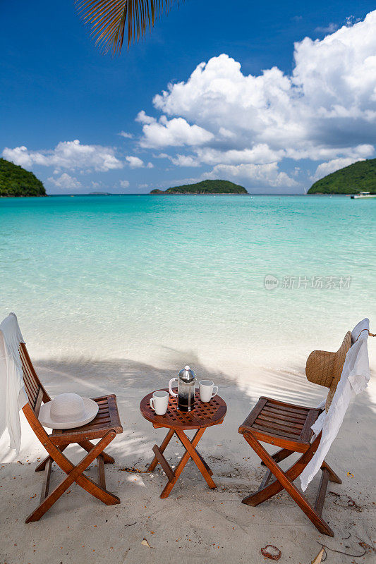 在热带海滩上，邀请椅子和咖啡