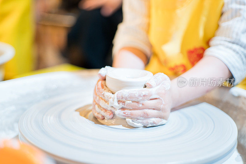 一个孩子在学做陶瓷
