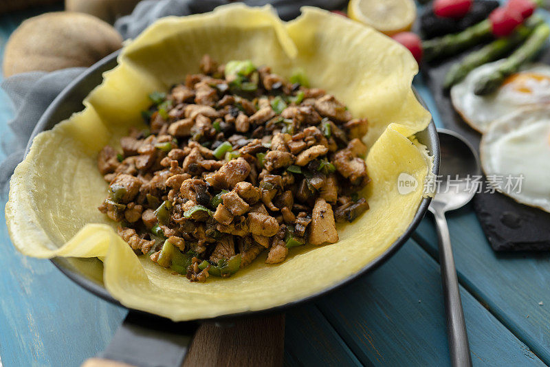 自制早餐:碎鸡肉和煎饼