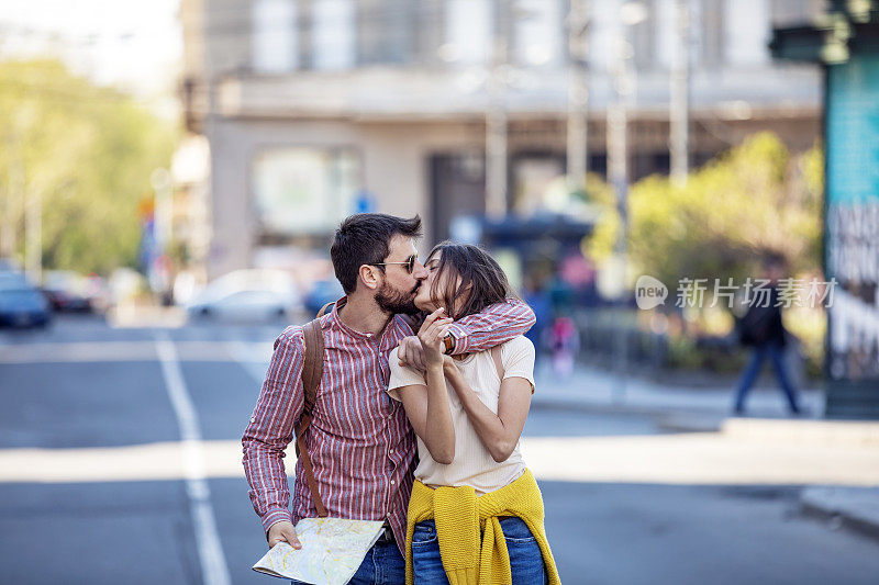 一对年轻游客正在尽情地探索这座城市