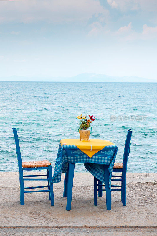一张双人桌，在海边的路边咖啡馆
