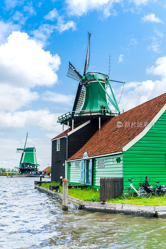 历史悠久的荷兰风车和农舍，荷兰