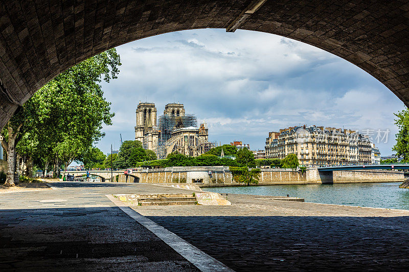 巴黎，塞纳河和巴黎圣母院