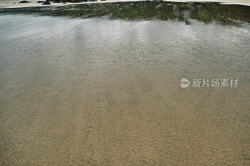 6月的一天，纽基菲斯特拉海滩上下着大雨。