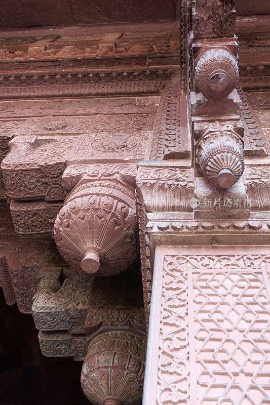 印度北方邦阿格拉古墓的莫卧儿王朝传统建筑、墙壁和屋顶雕刻细节