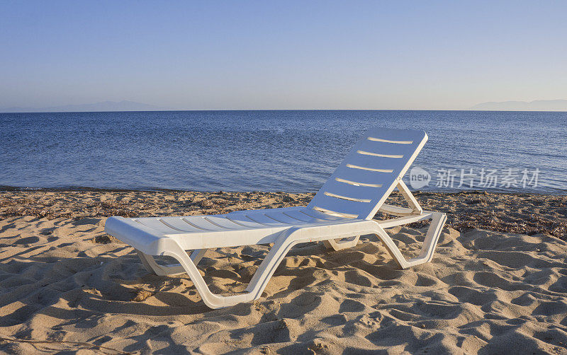海滩上的躺椅