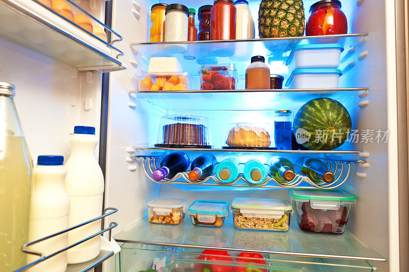 一个开放的冰箱内部与新鲜的食品杂货产品