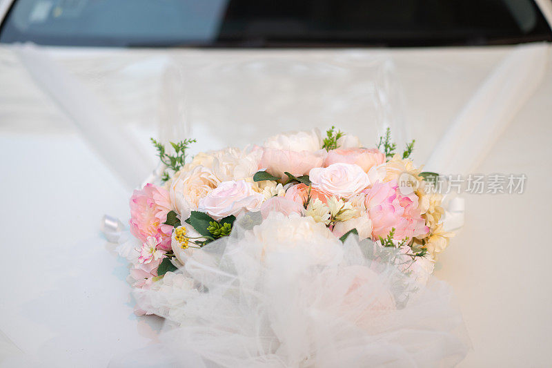 婚礼车上的花卉装饰