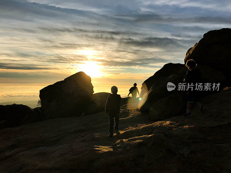 与家人一起欣赏大自然中的日落美景