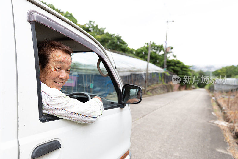 日本老人开着小卡车