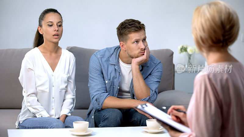 愤怒的女人在心理咨询时责备丈夫，有离婚的危险