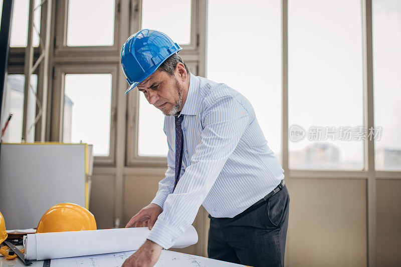 从事建筑设计的高级建筑师