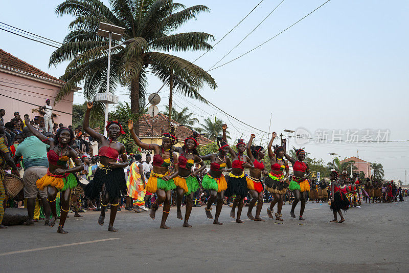 在比绍市的狂欢节上，一群美丽的年轻女孩在跳舞。