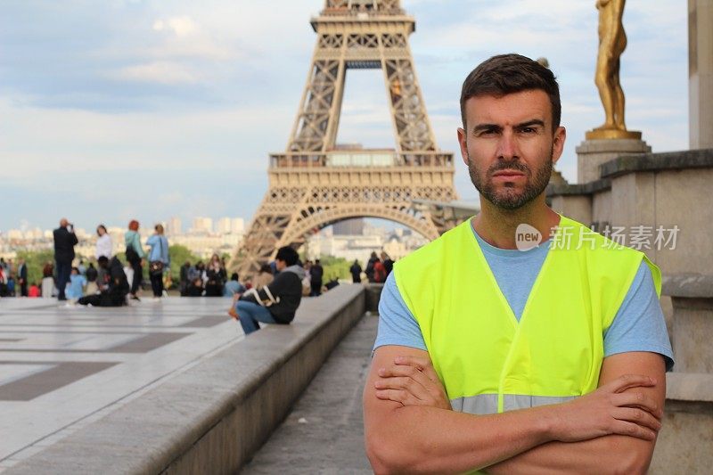 一名身穿黄色背心的男子在法国抗议