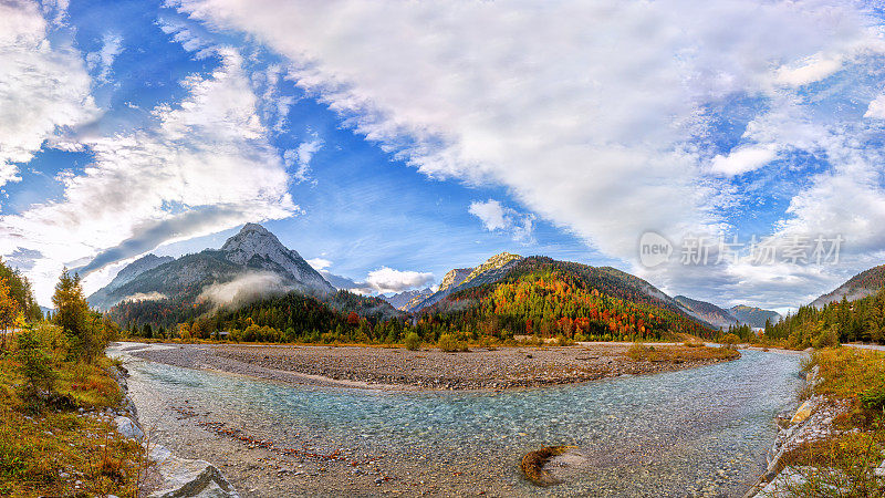 秋天的森林沿伊萨尔河与山全景