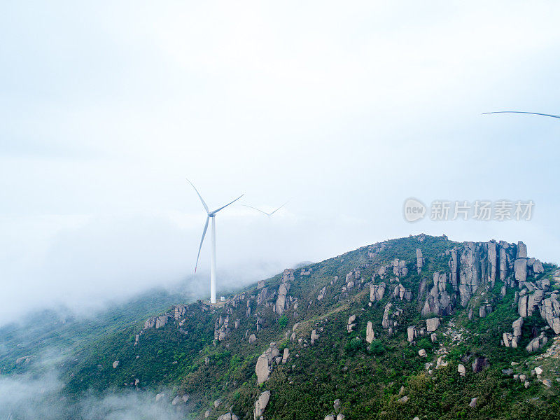 鸟瞰图风力涡轮机在阳光明媚的早晨