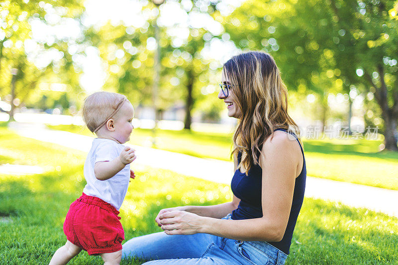 每一天，年轻的千禧一代的母亲和女婴一起在西科罗拉多州的公园里郁郁葱葱