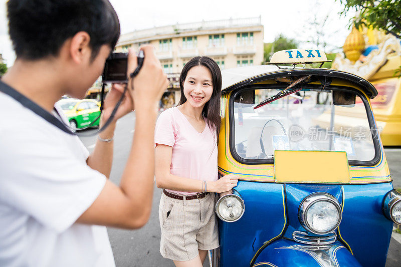 亚洲朋友在曼谷的嘟嘟车之旅