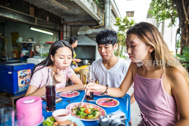 亚洲朋友品尝曼谷街头小吃