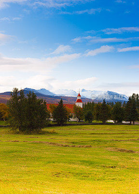 Möðruvellir，冰岛:19世纪红白教堂(Möðruvallarkirkja)