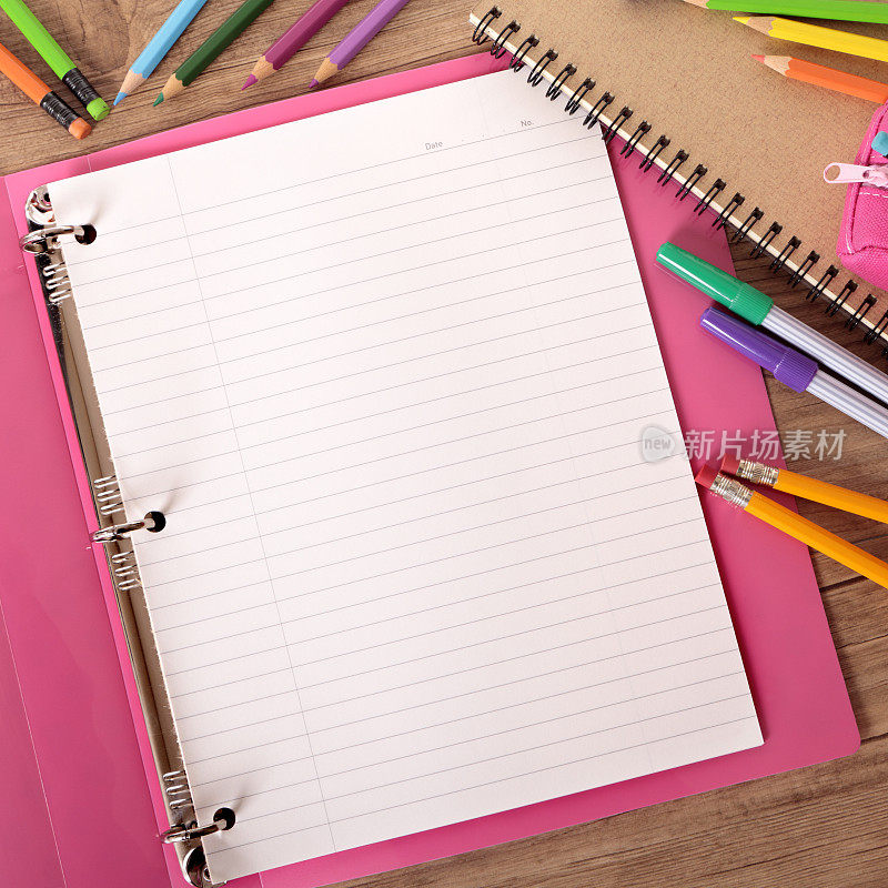 学生桌子上有粉红色的项目文件夹