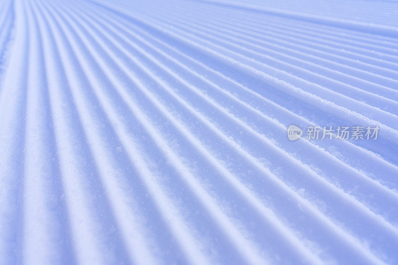 光滑的雪斜坡与灯芯绒图案