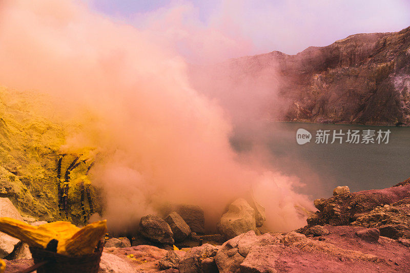 色彩斑斓的日出在美丽的火山口湖，火山和硫磺蒸汽在伊真，东爪哇，印度尼西亚