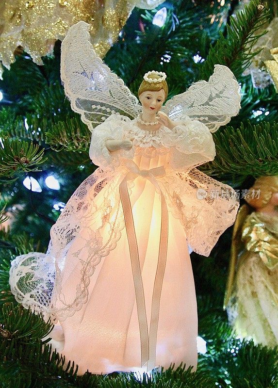 一个天使在圣诞树上的特写