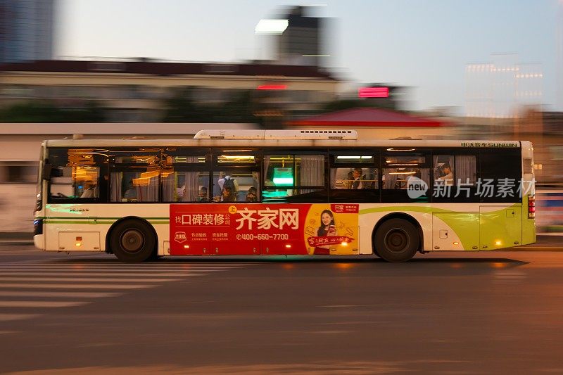 在中国上海，豫园附近运行的上海城市公交Panning