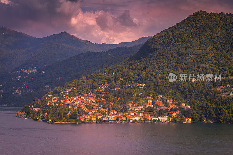 日落时的科莫湖和托尔诺湖——意大利伦巴第