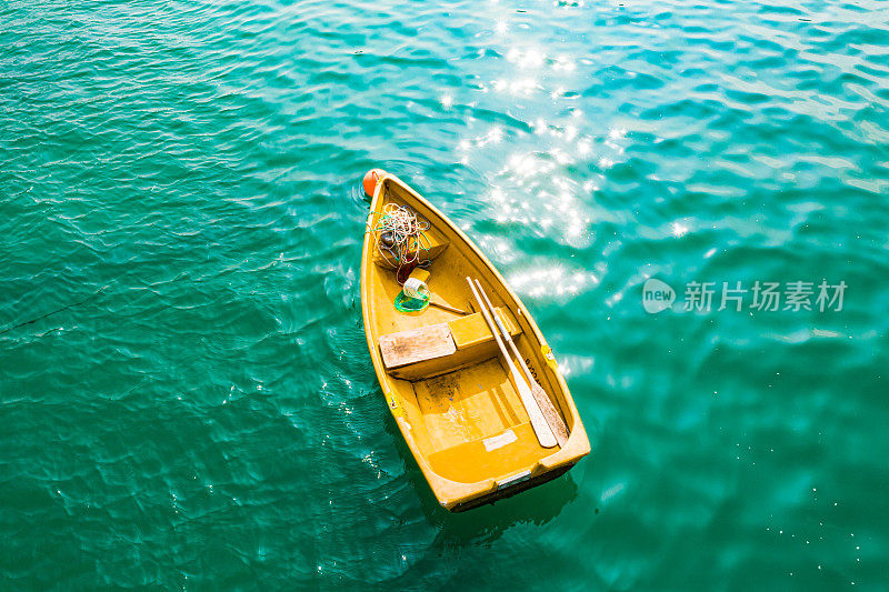 船停泊在海滩上