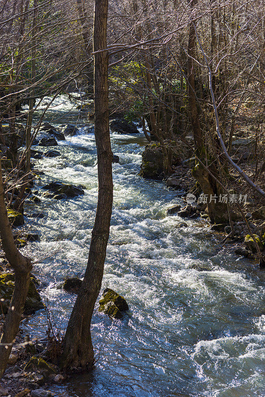 土耳其河中岩石上快速流动的瀑布水