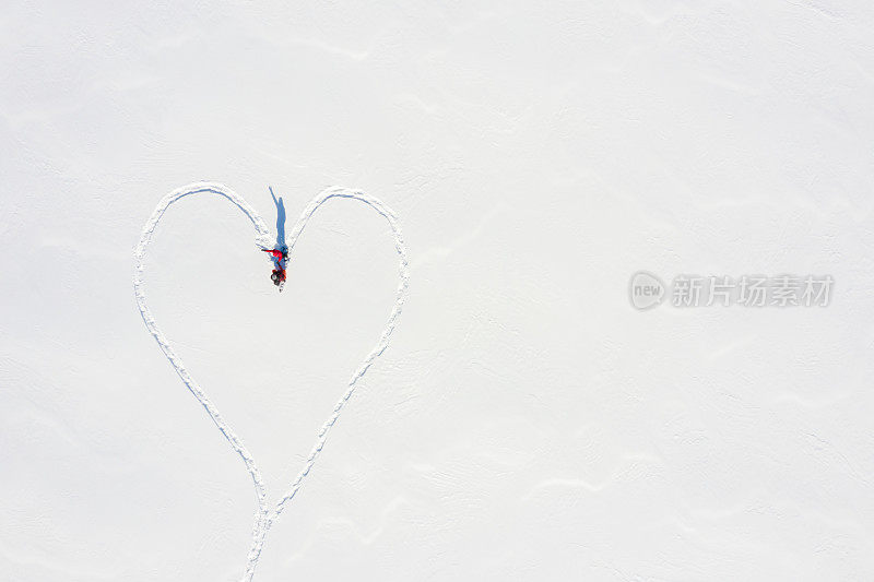 鸟瞰图一对夫妇在冬天穿雪鞋户外