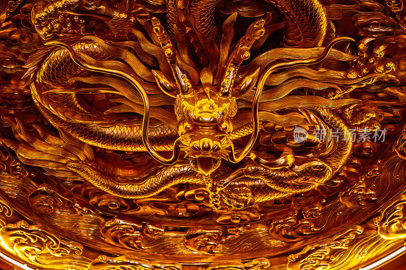 金色的中国龙在一座古老的佛塔里。东亚龙或龙。象征着权力、力量和好运。背景，明信片，横幅，照片墙纸。