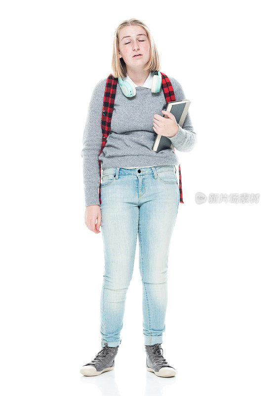 十几岁的女高中生穿着polo衫，拿着课本，戴着耳机站在白色背景前