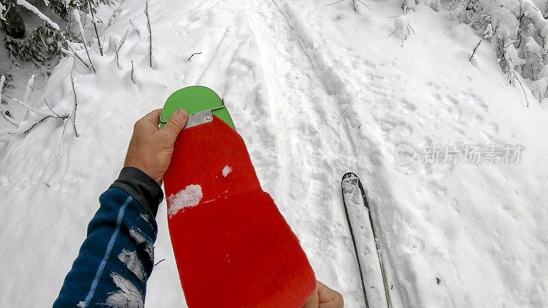 人类把皮肤涂在滑雪板上爬山