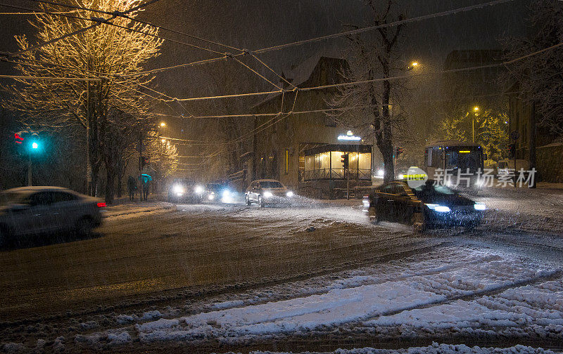 冬季夜晚的交通状况