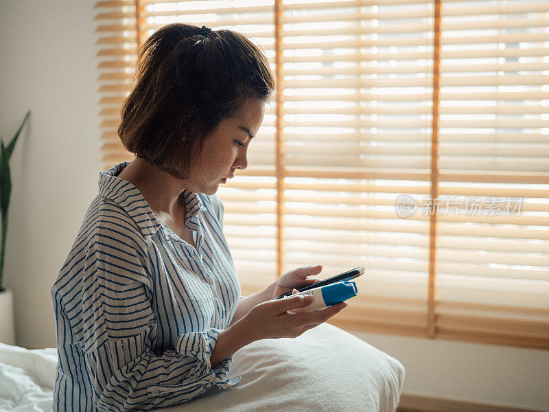 年轻女子拿着止痛药瓶读处方