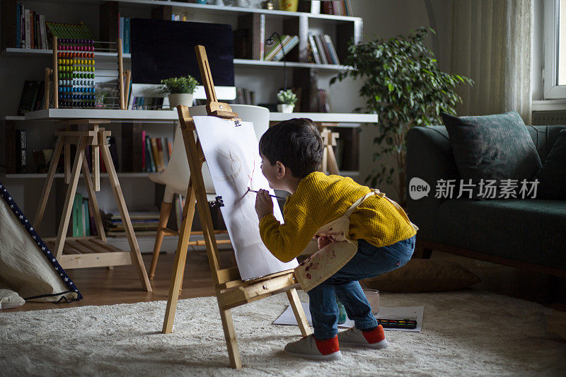 快乐的小婴儿艺术家在家里用彩色颜料画画