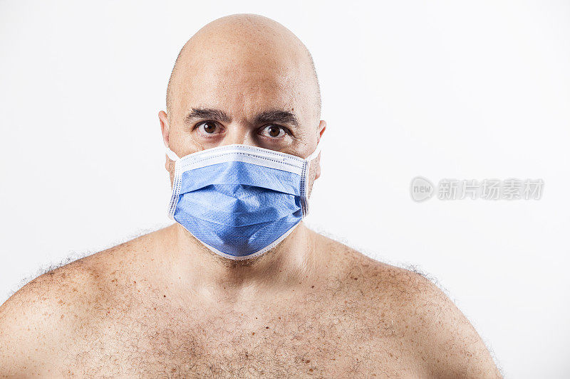 男子戴口罩，防止病毒疾病传播