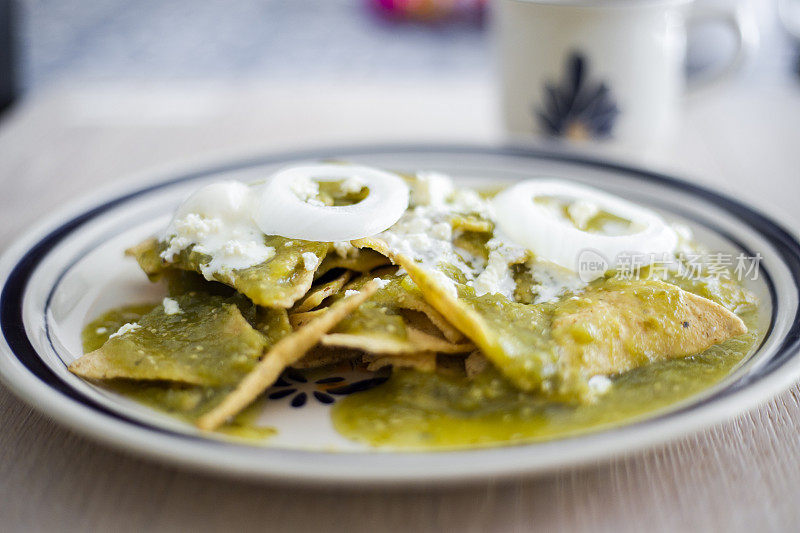 墨西哥食物，绿色的chilaquiles