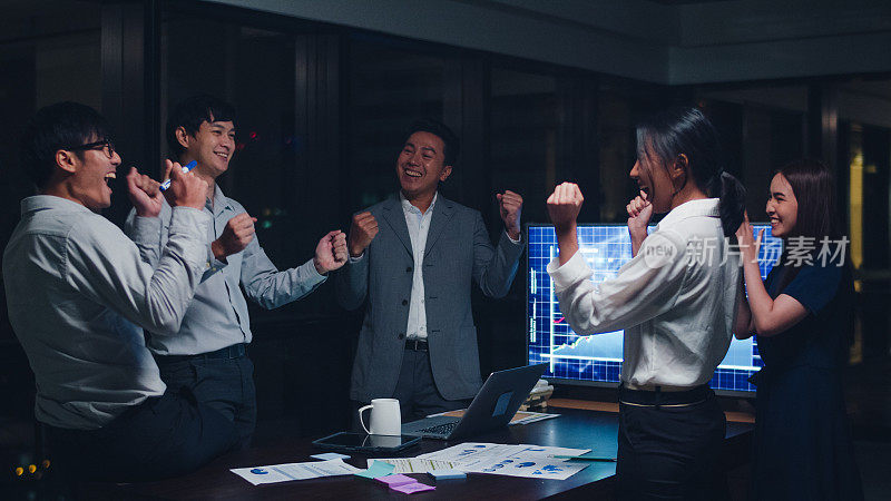 一群年轻的商人亚洲商人和女商人在晚上办公室会议室交易和签署合同或协议后庆祝送五。