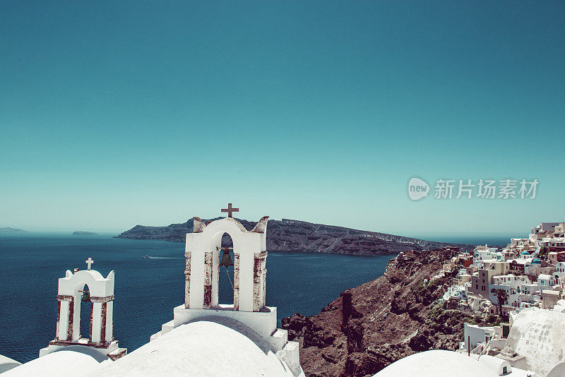 希腊圣托里尼俯瞰大海和上坡定居点的教堂钟声