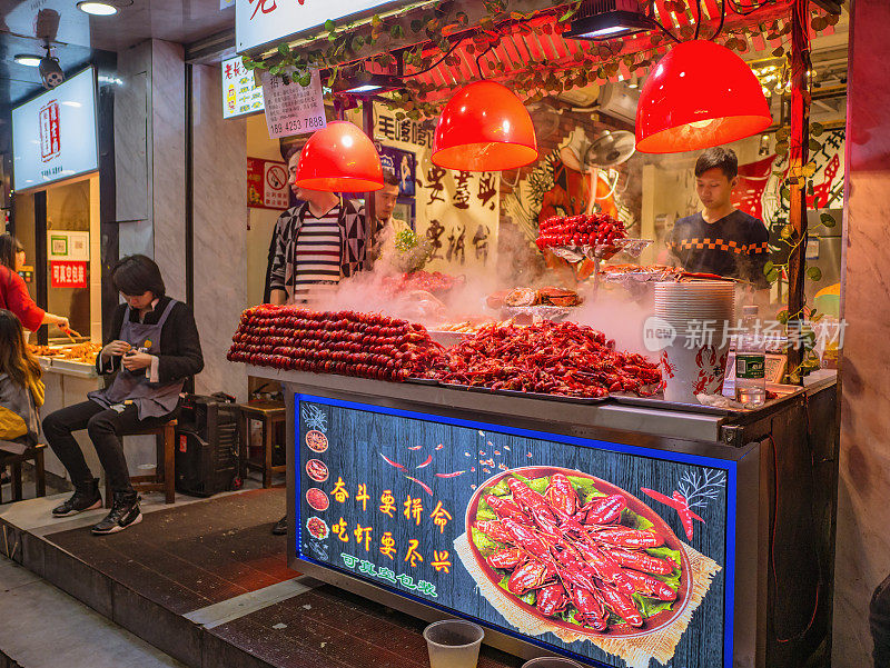 中国长沙市黄兴步行街美食巷的小吃。