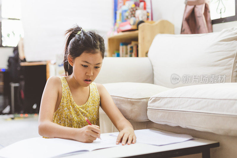亚洲女孩在家做作业或学习和上课，在家上学和远程学习，教育理念