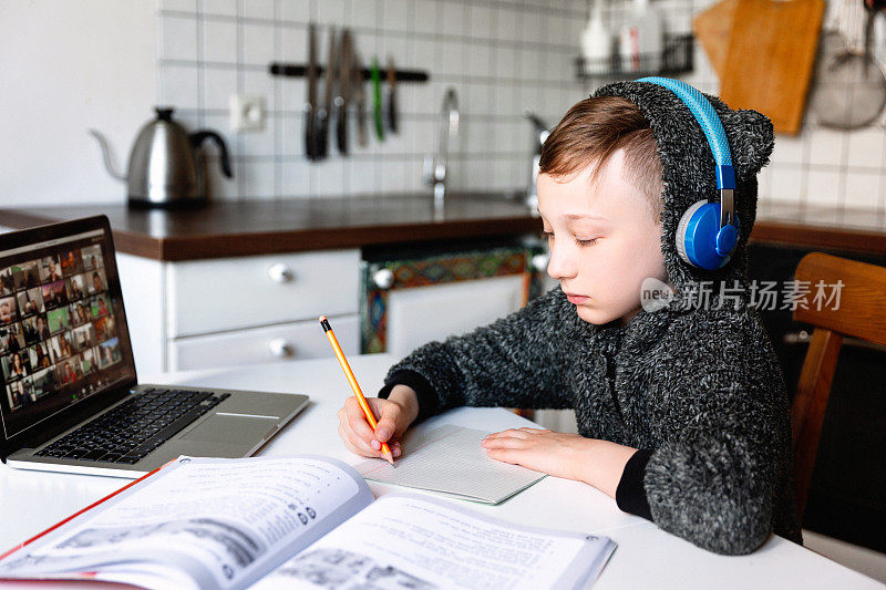 小男孩在家学习。在家教育。