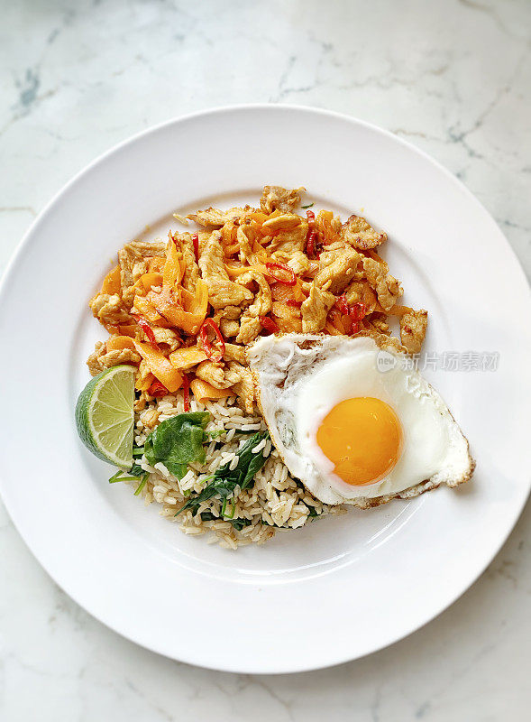 健康版印尼炒饭配炒鸡蛋、炒猪肉和胡萝卜丝